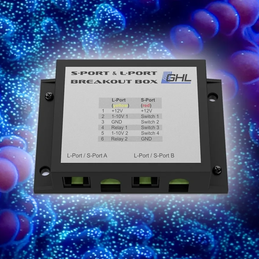 Die S-Port & L-Port Breakout Box (S-L-Port BoB) ermöglicht den Anschluss externer Geräte an die Signalanschlüsse (S-Ports oder L-Ports) eines ProfiLux oder einer Expansion Box. Über die L-Ports können steuerbare Pumpen und dimmbare elektronische Vorschaltgeräte angesteuert werden, während die S-Ports zur Schaltung von Relais dienen. Zu den Merkmalen zählen eine saubere Kabelführung, klar beschriftete Anschlussklemmen und eine einfache Kabelbefestigung.
